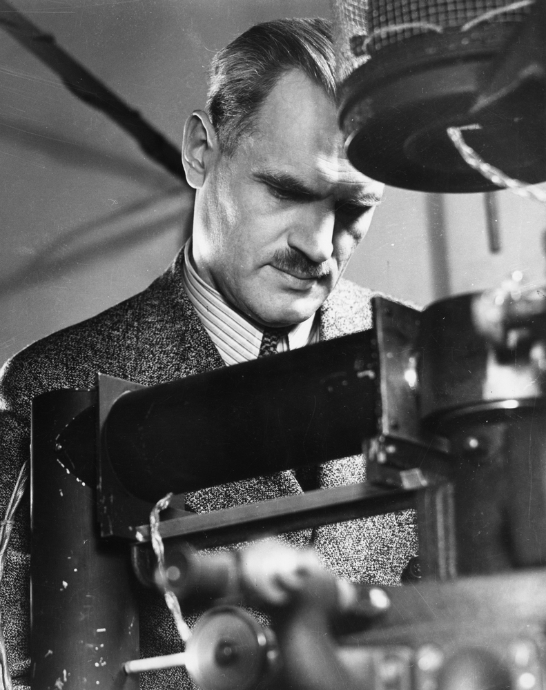 Arthur Compton at work. Image courtesy of the University of Chicago Photographic Archive, apf1-01881, Special Collections Research Center, University of Chicago Library.